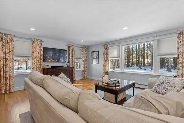 Westford, MA 01886,4 Meadow Ln