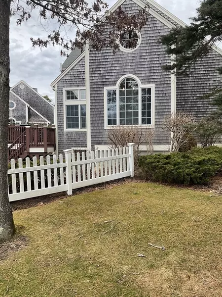 77 Gold Leaf Ln #77, Mashpee, MA 02649