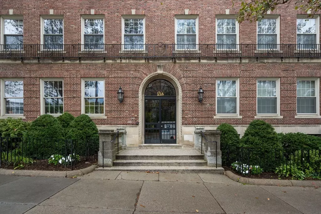 Brookline, MA 02446,1264 Beacon St #5