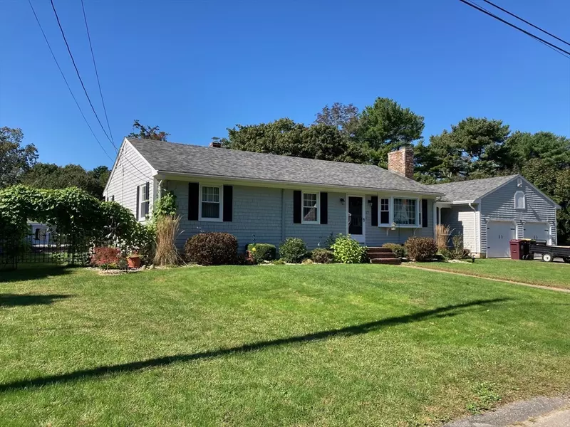 17 Brookside Dr, Acushnet, MA 02743