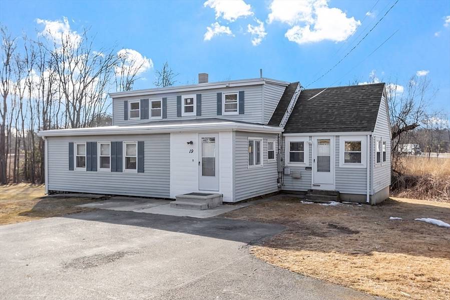 19 S Hunt Rd, Amesbury, MA 01913