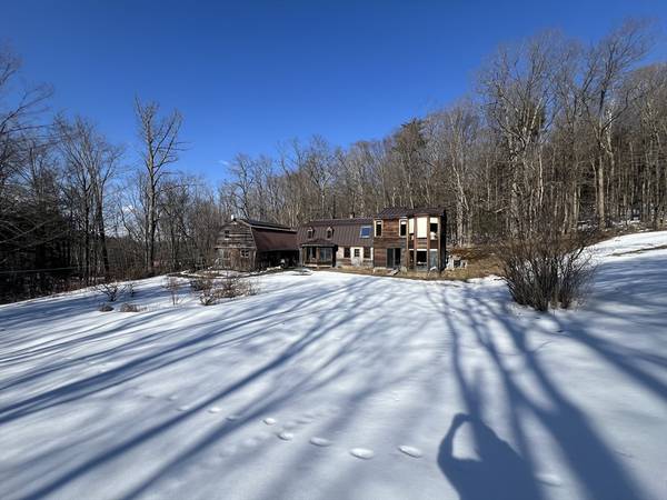 27 Howes, Buckland, MA 01338