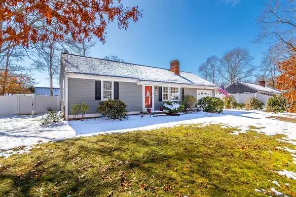 49 Fishermans Cove Rd, Falmouth, MA 02536