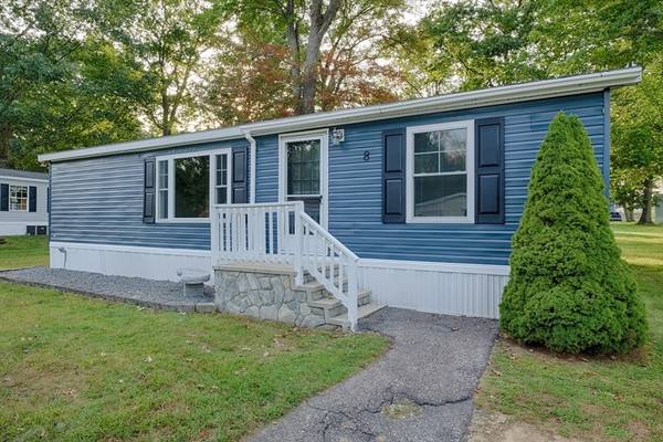 8 Holly Circle,  North Hampton,  NH 03862