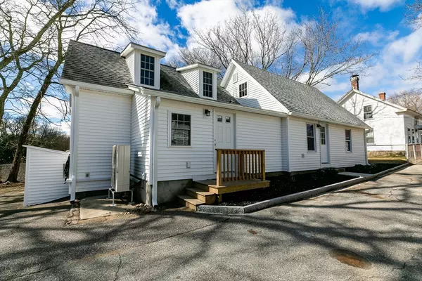 Uxbridge, MA 01569,33 School St