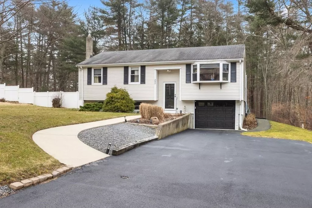 Hanson, MA 02341,252 Gorwin Dr