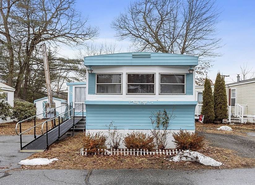 38 Mobile Ave, Chelmsford, MA 01824