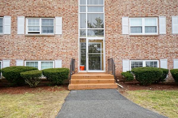 North Andover, MA 01845,25 Edgelawn Ave #11