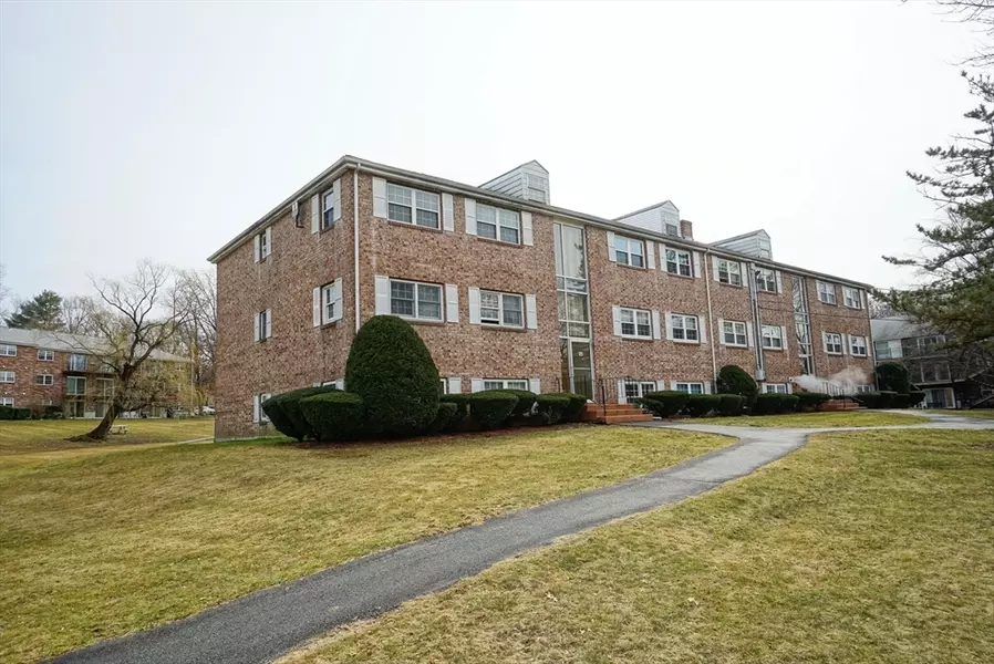 25 Edgelawn Ave #11, North Andover, MA 01845