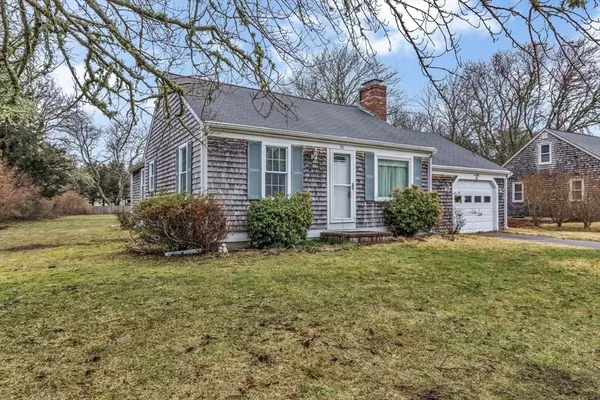 30 Canterbury Ln, Falmouth, MA 02536