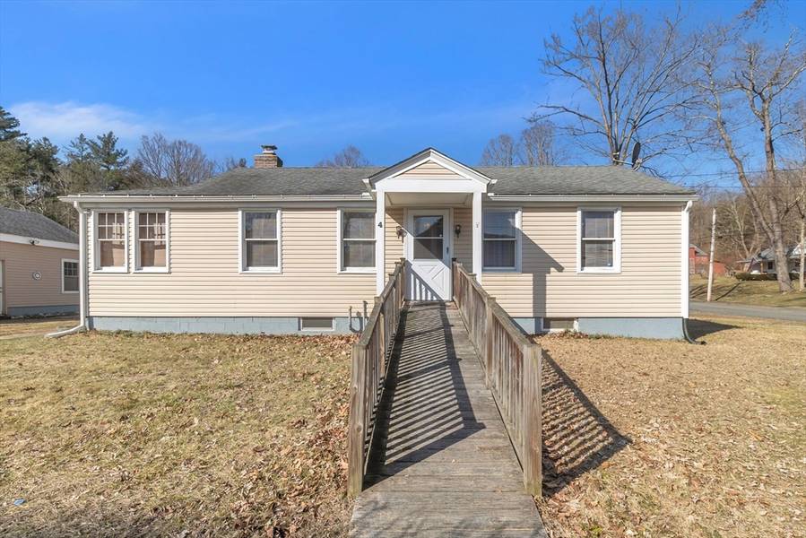 4 Park St, Russell, MA 01071