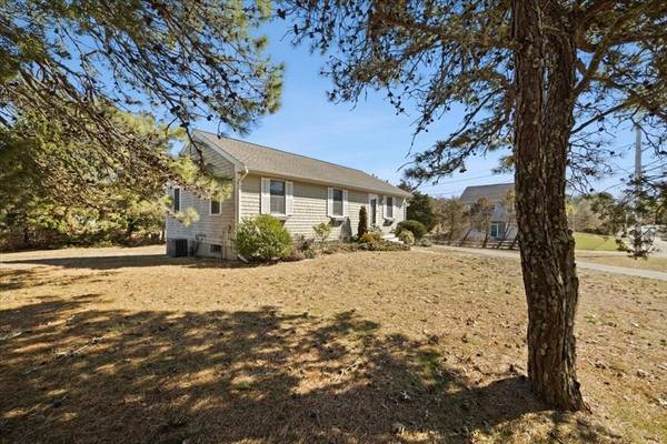 5 Mashnee Rd, Bourne, MA 02532