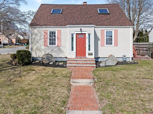 29 Cedar St, Somerset, MA 02726