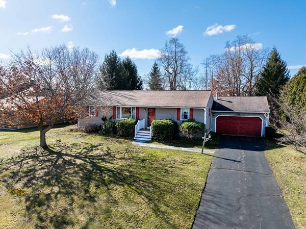 55 Sunset Dr, Somerset, MA 02725