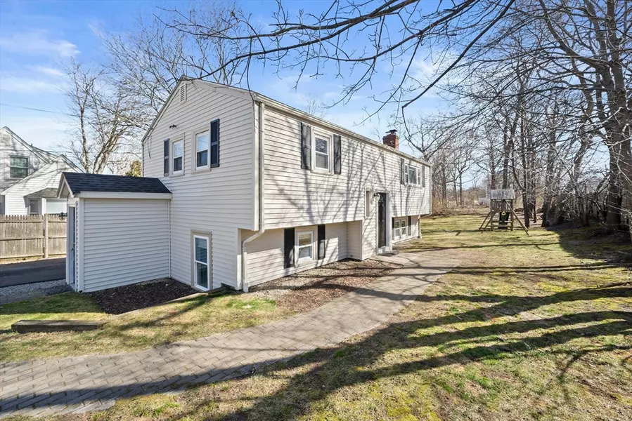 1 Bradley Woods Dr, Hingham, MA 02043