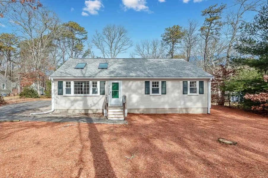 37 Gia Ln, Mashpee, MA 02649