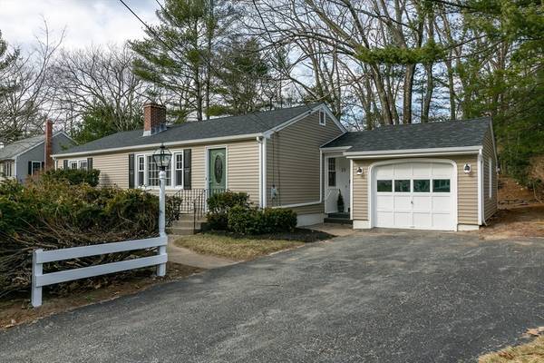 10 Oak Crest Rd, Holden, MA 01520