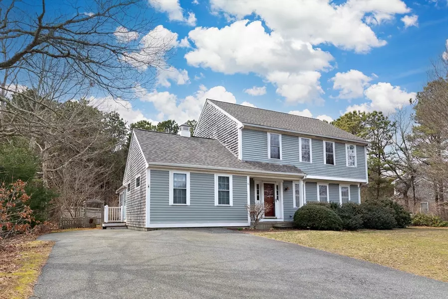 16 Quashnet Woods Dr, Mashpee, MA 02649