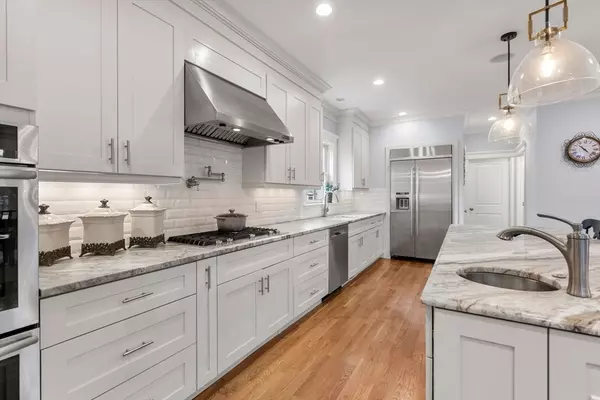 Wellesley, MA 02482,20 Manor Ave