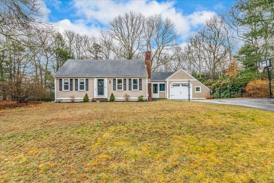 4 Deer Run Ln, Sandwich, MA 02563