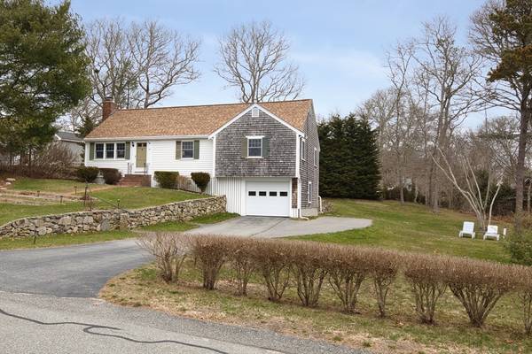 19 Bennets Neck Dr, Bourne, MA 02559