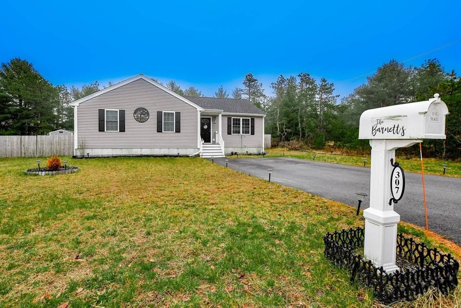 307 Charge Pond Rd, Wareham, MA 02571