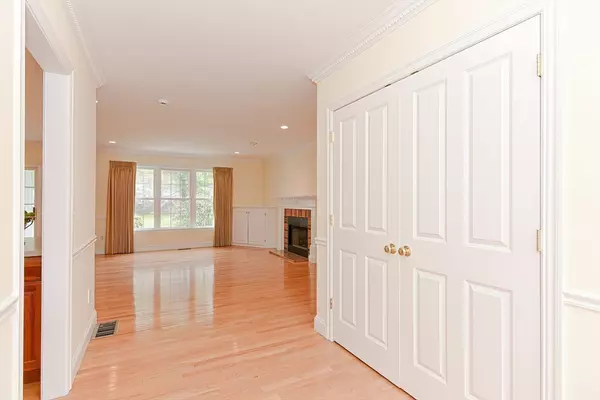 Medfield, MA 02052,9 Turtle Brook Way