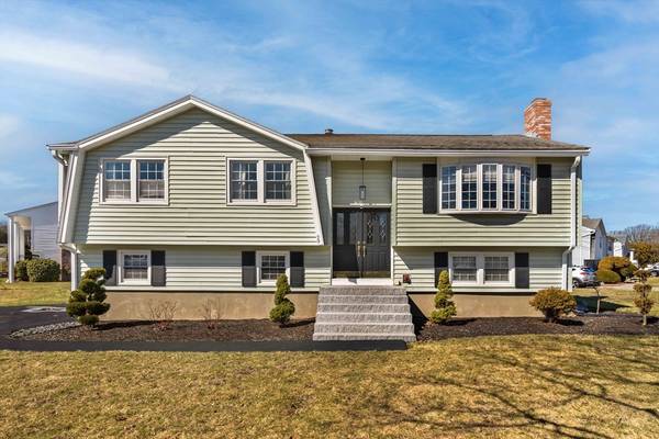 29 Sunset Dr, Wakefield, MA 01880