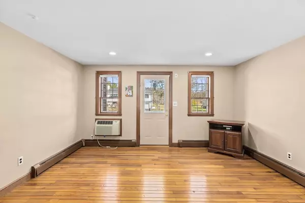 Hingham, MA 02043,12 Pinegrove Rd
