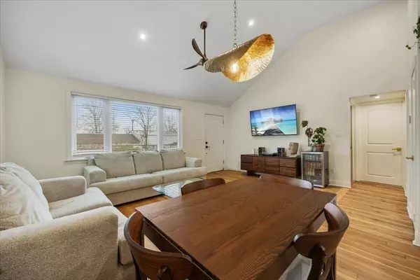 Somerset, MA 02725,347 Arch St