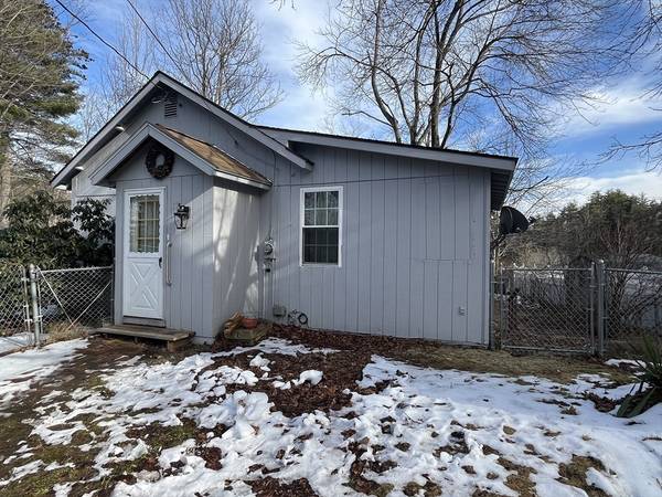 17 Snake Pond Rd, Gardner, MA 01440