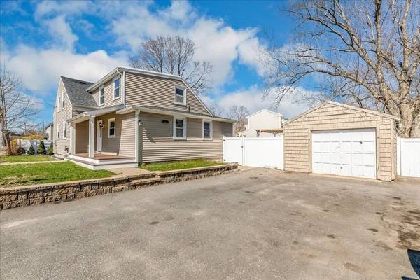 48 E Main St, Middleboro, MA 02346