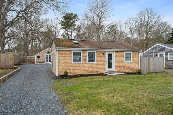 7 Circuit Rd W, Yarmouth, MA 02673