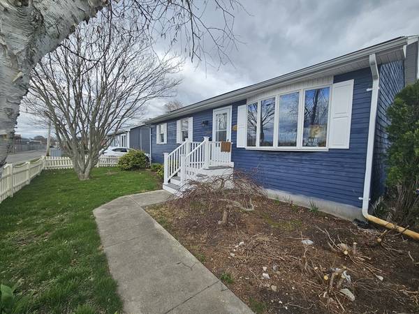 570 Maxfield St, New Bedford, MA 02740