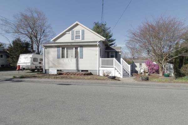 102 Manzanetta Ave, Weymouth, MA 02188