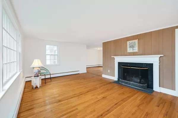 Falmouth, MA 02540,14 Gunning Point Rd