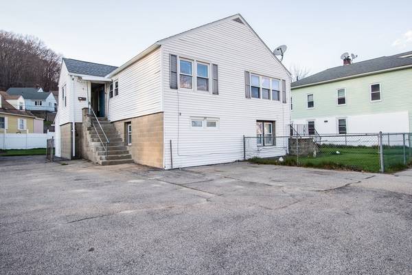 69 Chilmark St, Worcester, MA 01604