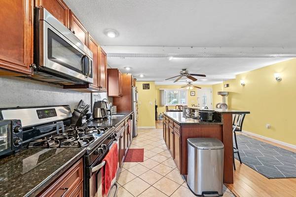 30 Circuit Ave #30, Lowell, MA 01852