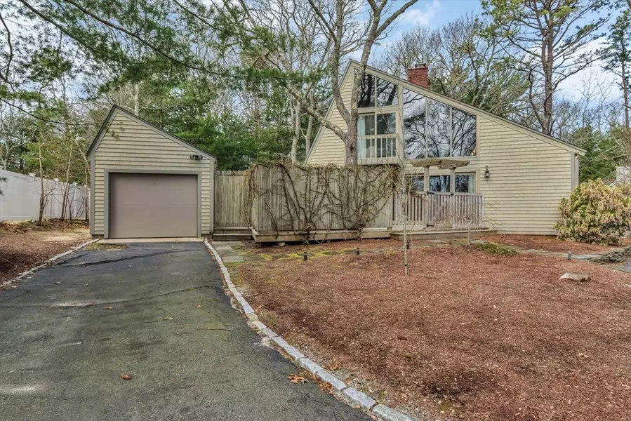 97 Fells Pond Rd, Mashpee, MA 02649