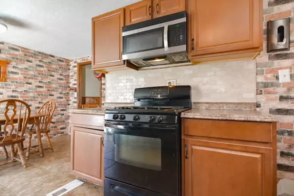 Spencer, MA 01562,12 Dale St