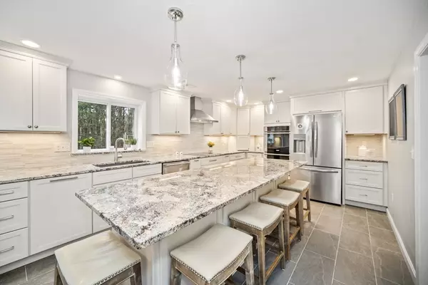 Norfolk, MA 02056,5 Strawberry Ln