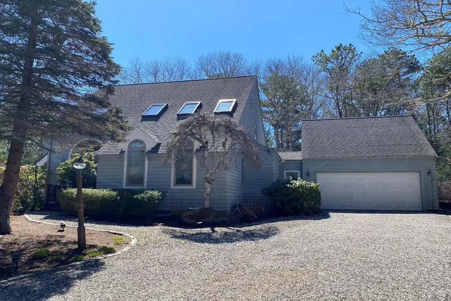 13 Fells Pond Rd, Mashpee, MA 02649