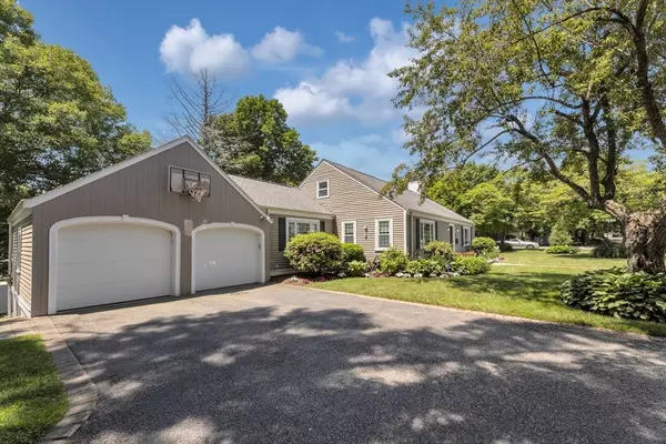 Brookline, MA 02467,882 West Roxbury Parkway