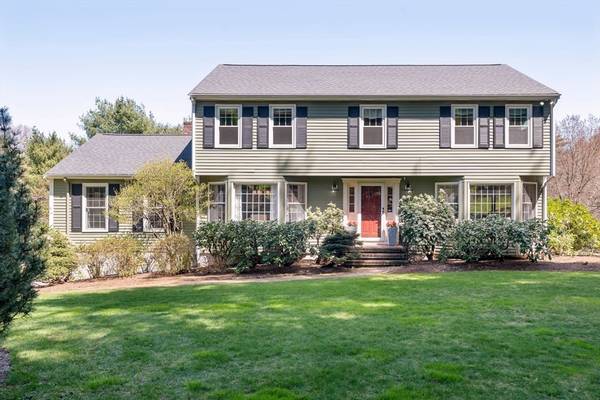 17 Stuart St, Medfield, MA 02052