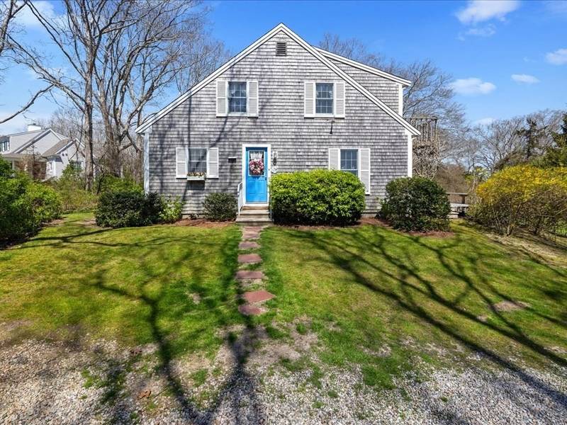 4 Weather Vane Ln, Sandwich, MA 02537