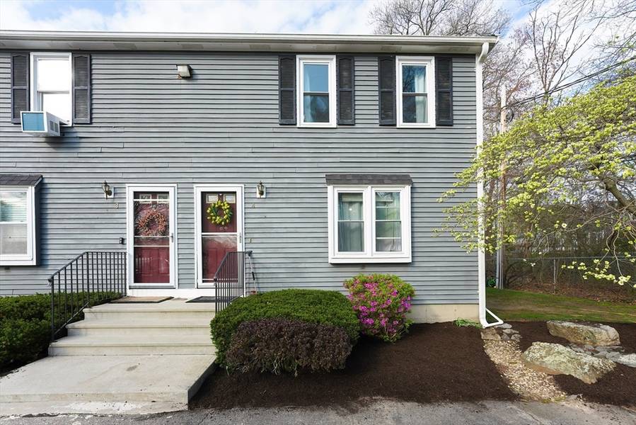 10 Michaelson Dr #4, North Attleboro, MA 02760