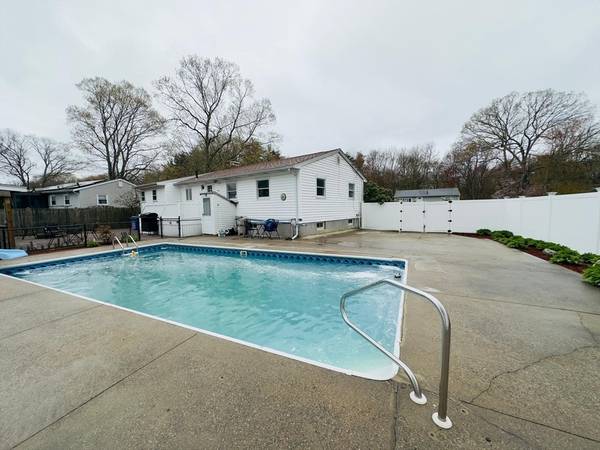 99 Brookside Rd, Rockland, MA 02370