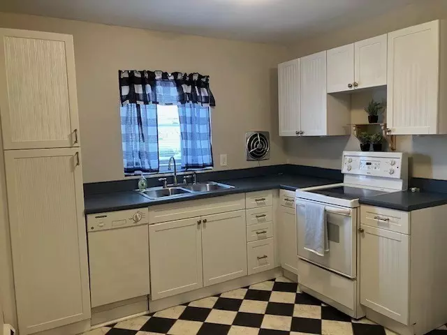 Salem, MA 01970,1 Boardman St #4