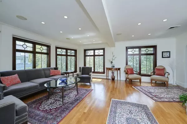 Brookline, MA 02467,1069 W Roxbury Pkwy