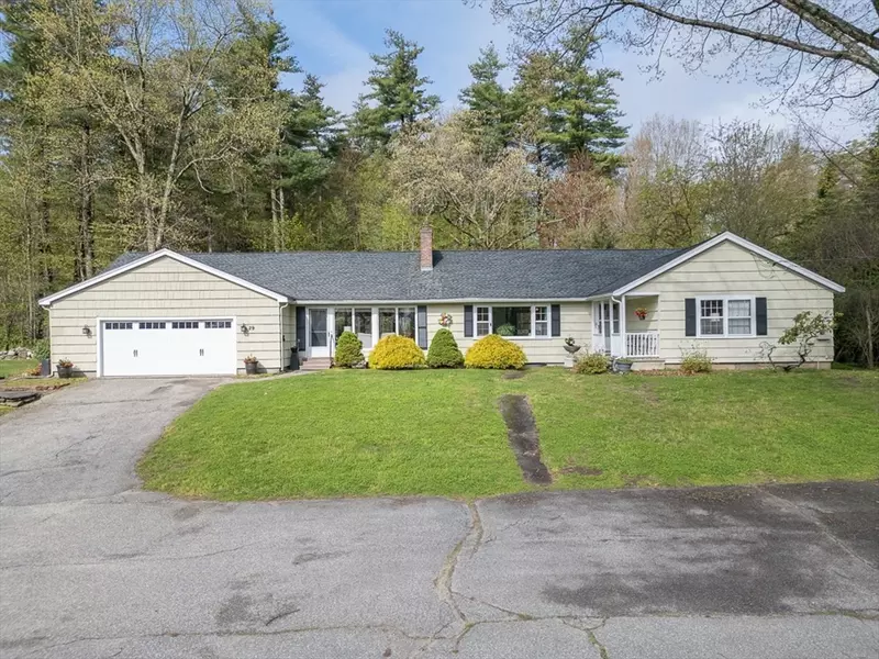 29 Mount Lebanon St, Pepperell, MA 01463